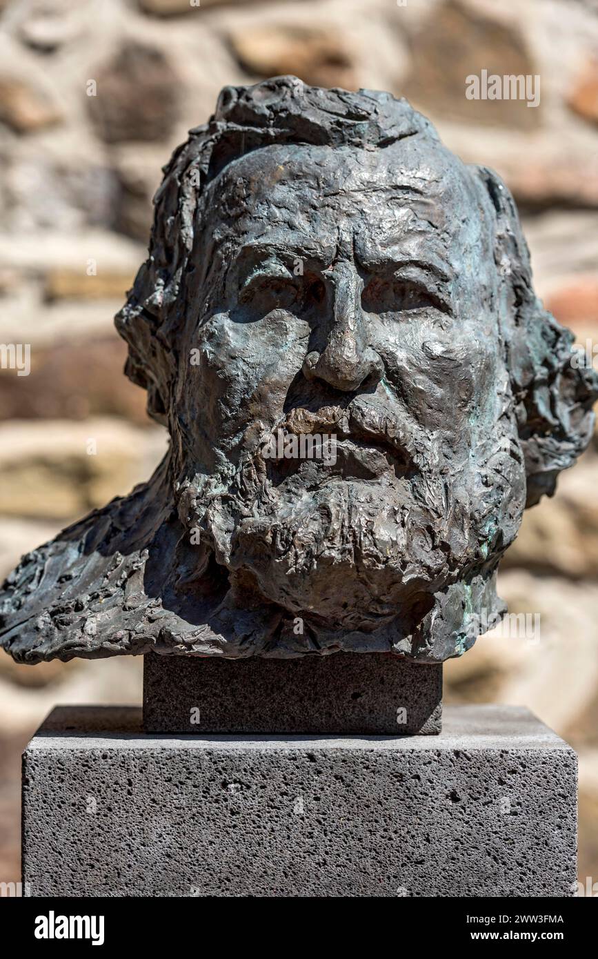 Monument to natural scientist Karl Vogt, portrait, bronze sculpture by Thomas Duttenhoefer, Giessen Heads art project, Upper Hesse Museum, Old Stock Photo