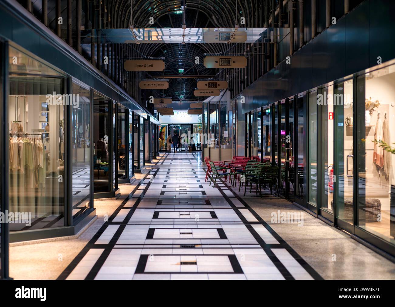 Shopping mall shopping hi-res stock photography and images - Alamy
