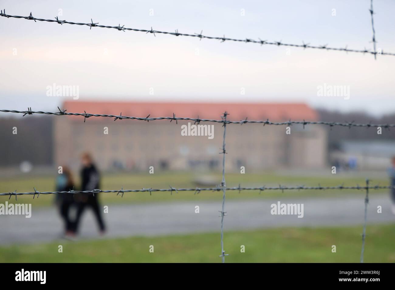 Gedenkstaette Buchenwald Weimar NUR FUER REDAKTIONELLE ZWECKE 21.03.2024, Weimar, Gedenkstaete Buchenwald, Pressegespraech, neue Ergebnisse forensischer Gutachten mit mikroskopischen und Erbgutuntersuchungen menschlicher Ueberreste beweisen die SS-Verbrechen in Buchenwald - hier hat die SS Produkte aus menschlicher, vorzugsweise taetowierter Haut von Leichen der Haeftlinge hergestellt Kriminalbiologe Dr.Mark Benecke nimmt derzeit die Untersuchungen vor im Bild: ein Zaun mit Stacheldraht ist um das Haeftlingslager gezogen *** Gedenkstaette Buchenwald Weimar NUR FÜR REDAKTIONELLE ZWECKE 21 03 20 Stock Photo