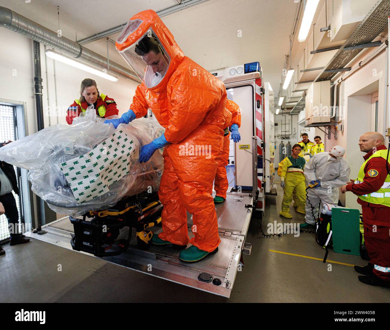 21.03.2024. Düsseldorf. Das Gesundheitsamt und die Feuerwehr Düsseldorf, der Flughafen Düsseldorf sowie das Universitätsklinikum Düsseldorf proben den innereuropäischen Transport eines Hochinfektionspatienten mit Beteiligung von Irland, Norwegen und Deutschland in die Landeshauptstadt Düsseldorf. Bei dieser internationalen Übung wird erstmals ein sogenanntes Epishuttle zum Einsatz kommen. Dabei handelt es sich um eine vollständig isolierte Transporttrage. Ausgangspunkt der Übung ist ein hochinfektiöser Patient, der per Flugzeug nach Düsseldorf befördert wird. Am Flughafen Düsseldorf schließt s Stock Photo