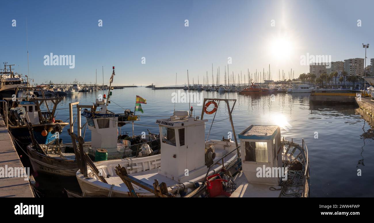 Estepona. El puerto es un vibrante centro marítimo que combina la esencia tradicional de un puerto pesquero con el encanto de uno moderno. España Stock Photo