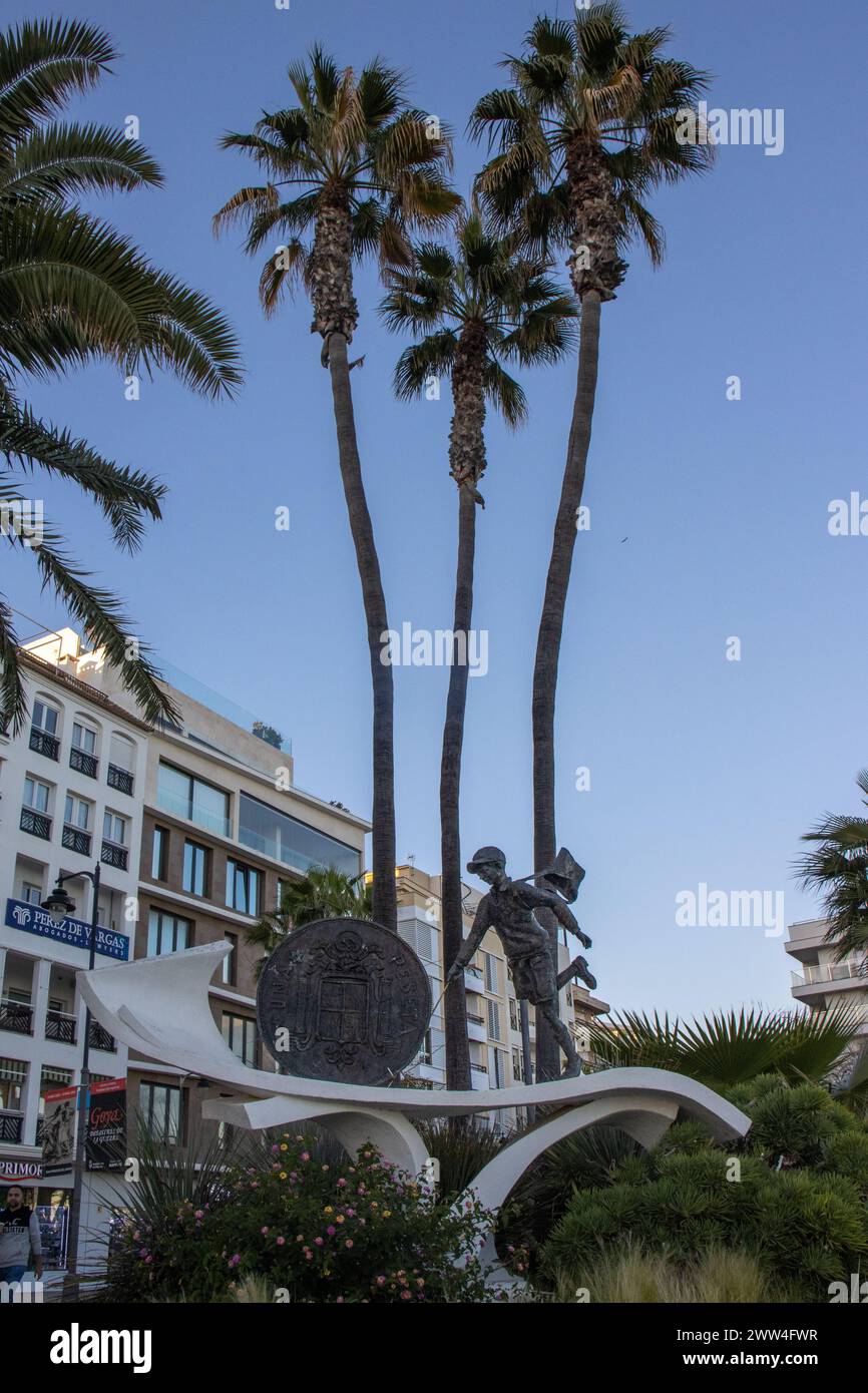 Monumento a la peseta, una de las estatuas artísticas en el paseo marítimo de Estepona, España Stock Photo