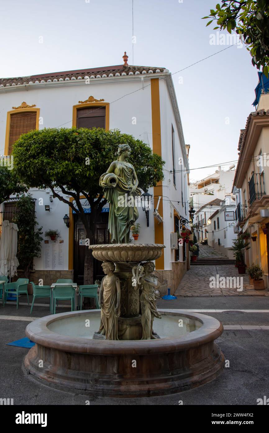 El centro histórico de Estepona es un laberinto de calles estrechas y adoquinadas que conserva el encanto tradicional de un pueblo andaluz. España Stock Photo