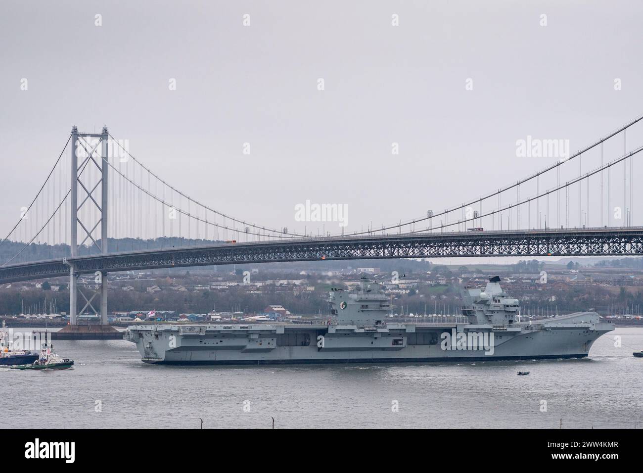 Royal Navy aircraft carrier  HMS Queen Elizabeth sails under Forth Road Bridge and  arrives at Rosyth dockyard. She will remain in dry dock to allow r Stock Photo