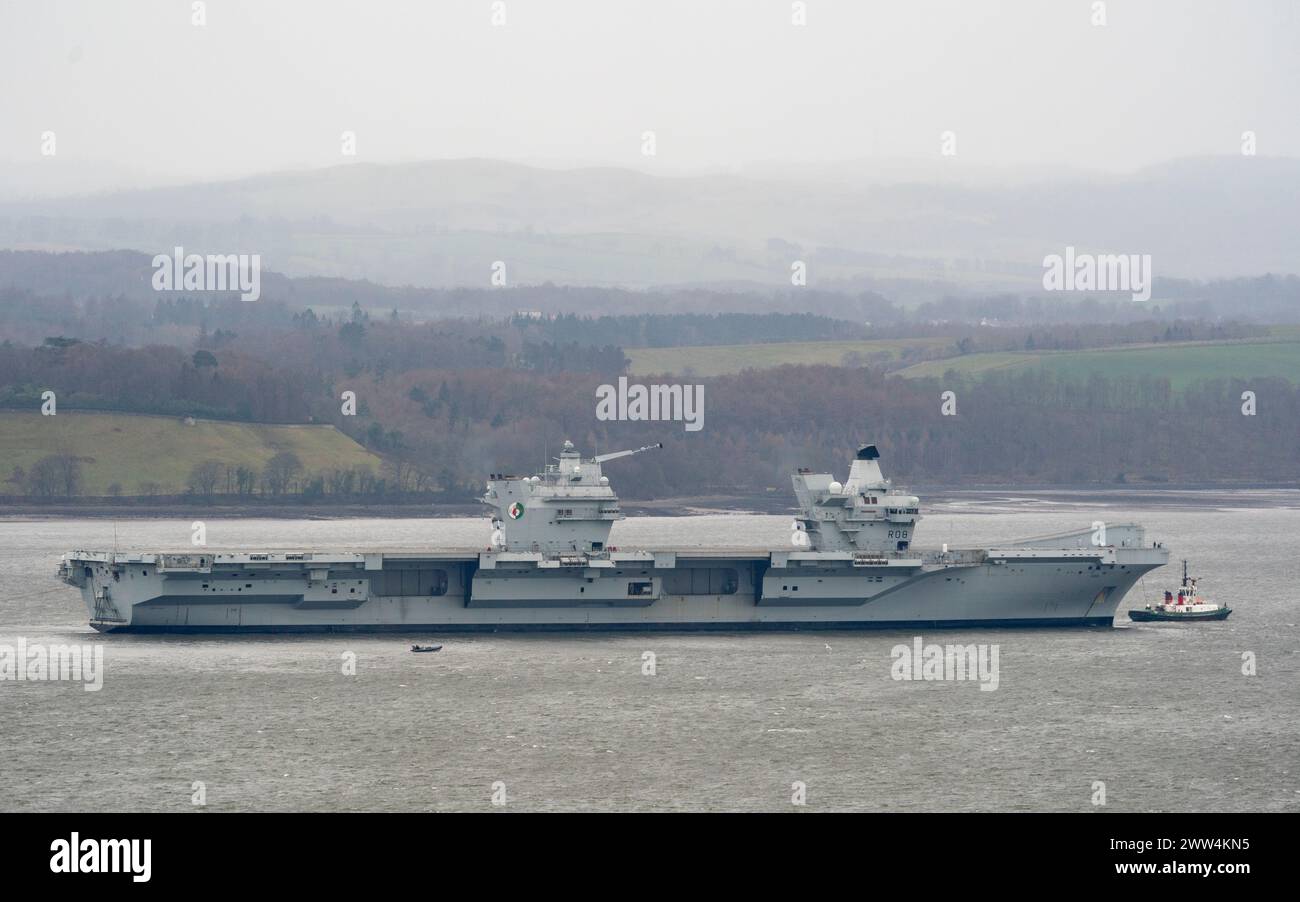 Royal Navy aircraft carrier  HMS Queen Elizabeth arrives at Rosyth dockyard. She will remain in dry dock to allow repairs to her propeller couplings. Stock Photo
