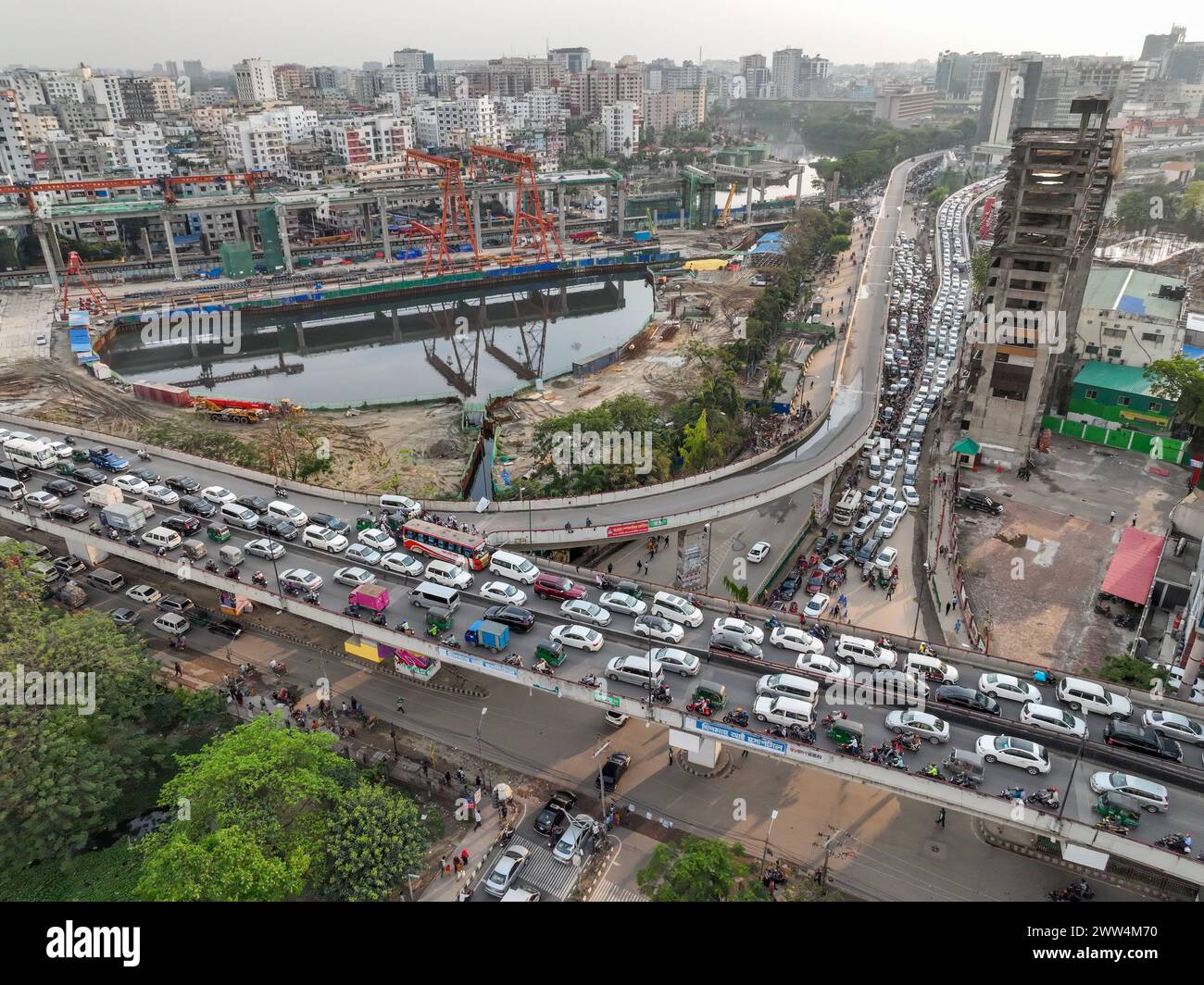 Dhaka, Bangladesh. 21st Mar, 2024. Numerous vehicles jam on a street ahead of Iftar, in Dhaka, Bangladesh, 21 March 2024. Lack of skilled drivers and traffic police, a faulty traffic signal systems and the huge amount of vehicles are regarded the main reason for traffic congestion which create daily sufferings for commuters. (Credit Image: © Suvra Kanti Das/ZUMA Press Wire) EDITORIAL USAGE ONLY! Not for Commercial USAGE! Stock Photo