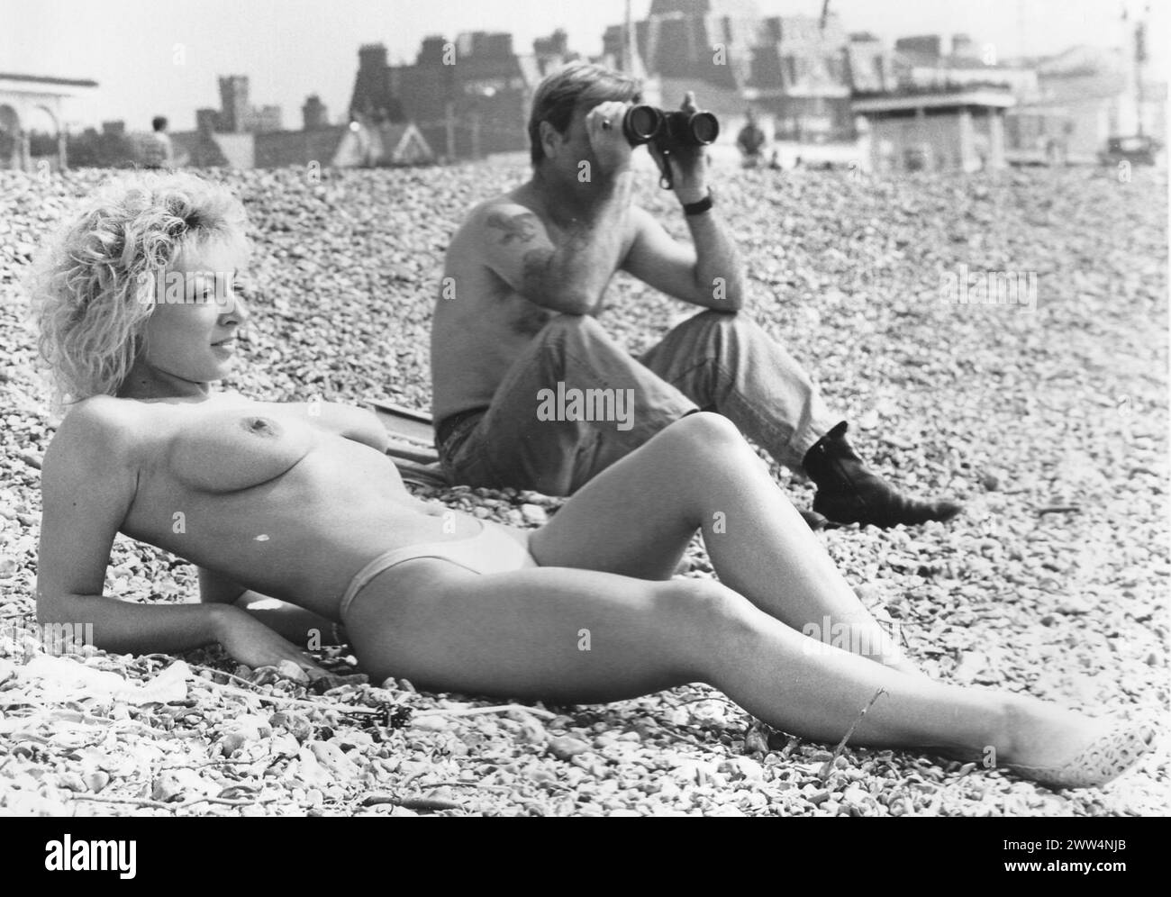 PENNY DAVIES ENJOYS THE HOT SPRING WEATHER SUNBATHING ON THE BEACH AT SOUTHSEA, HANTS. PIC MIKE WALKER 1989 Stock Photo