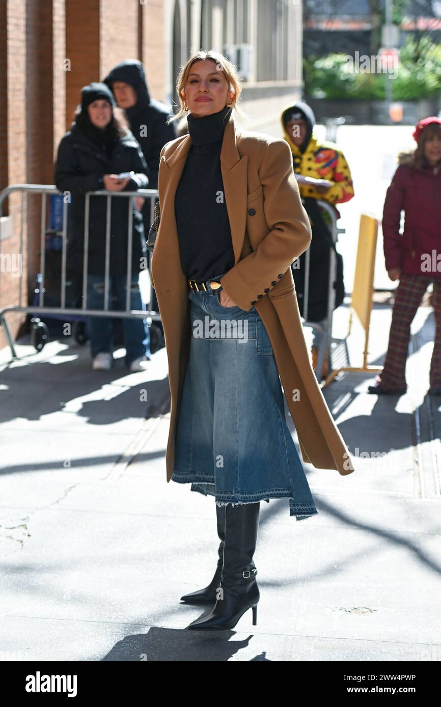 Curated visual reference: Gisele Bündchen Arrives At The View At Abc Studios On Photo Inspiration