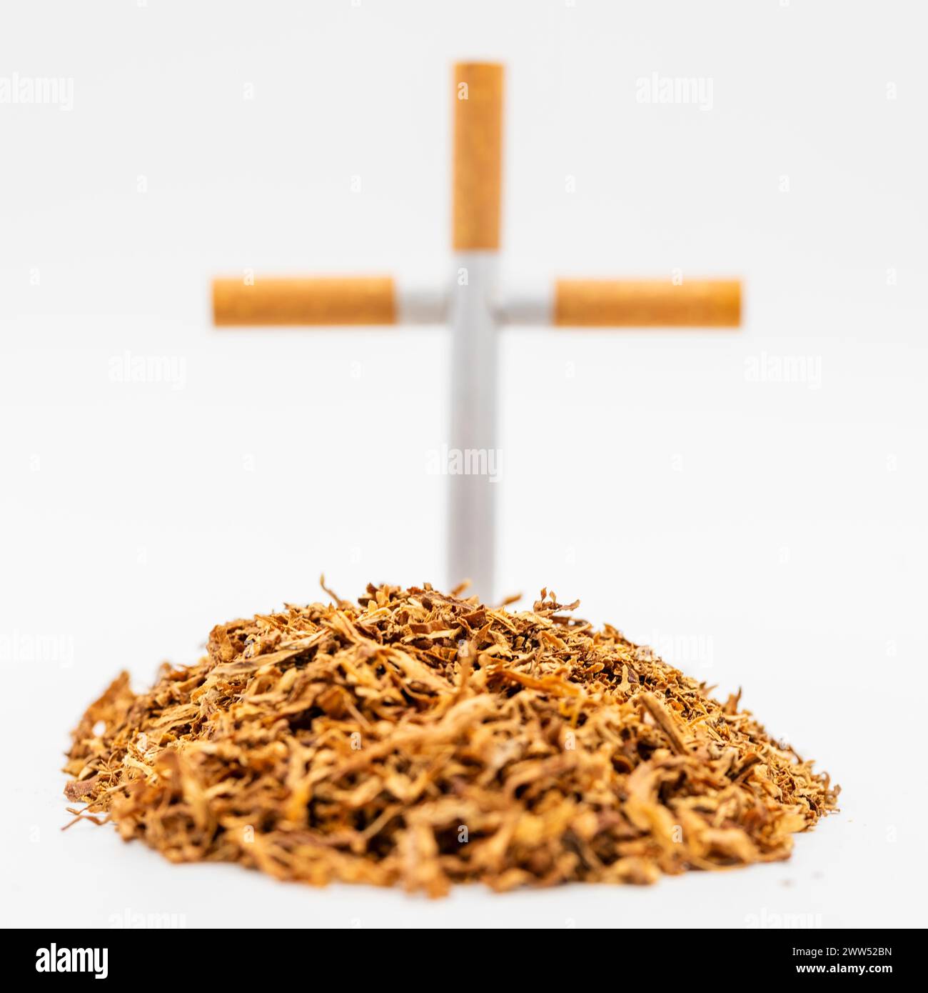 Simbólica tumba de tabaco y cigarrillos de un fumador, aislado en blanco Stock Photo