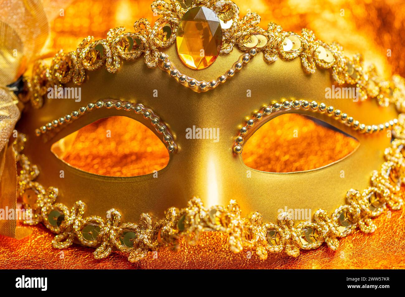 Gold carnival mask hi-res stock photography and images - Alamy