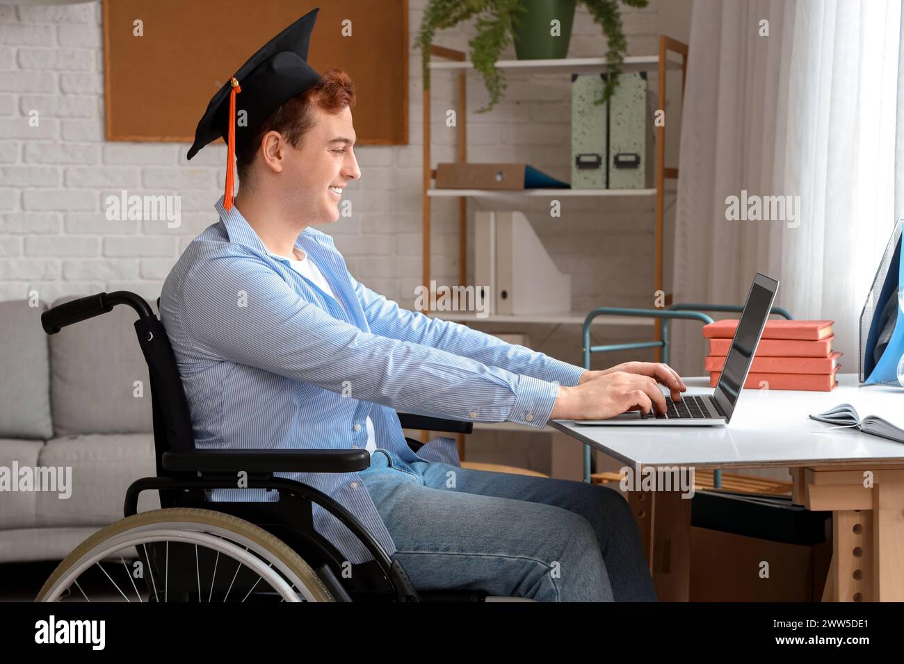 Using Graduate Devices Portrait university graduate using hi-res stock photography and images ...