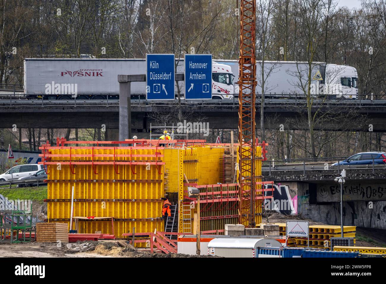 Autobahnkreuz Duisburg-Kaiserberg, kompletter Um- und Neubau des Kreuz der A3 und A40, alle Brücke, Rampen, Fahrbahnen werden erneuert und teils erweitert, 8 Jahre Bauzeit, ebenso erneuert werden dort verlaufende Eisenbahnbrücken, NRW, Deutschland, Autobahnbaustelle *** Duisburg Kaiserberg interchange, complete reconstruction and new construction of the A3 and A40 interchange, all bridges, ramps, lanes are being renewed and partly widened, 8 years construction time, railroad bridges running there are also being renewed, NRW, Germany, highway construction site Stock Photo