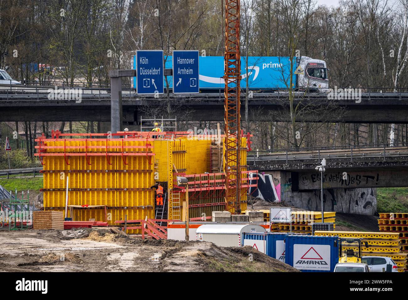 Autobahnkreuz Duisburg-Kaiserberg, kompletter Um- und Neubau des Kreuz der A3 und A40, alle Brücke, Rampen, Fahrbahnen werden erneuert und teils erweitert, 8 Jahre Bauzeit, ebenso erneuert werden dort verlaufende Eisenbahnbrücken, NRW, Deutschland, Autobahnbaustelle *** Duisburg Kaiserberg interchange, complete reconstruction and new construction of the A3 and A40 interchange, all bridges, ramps, lanes are being renewed and partly widened, 8 years construction time, railroad bridges running there are also being renewed, NRW, Germany, highway construction site Stock Photo