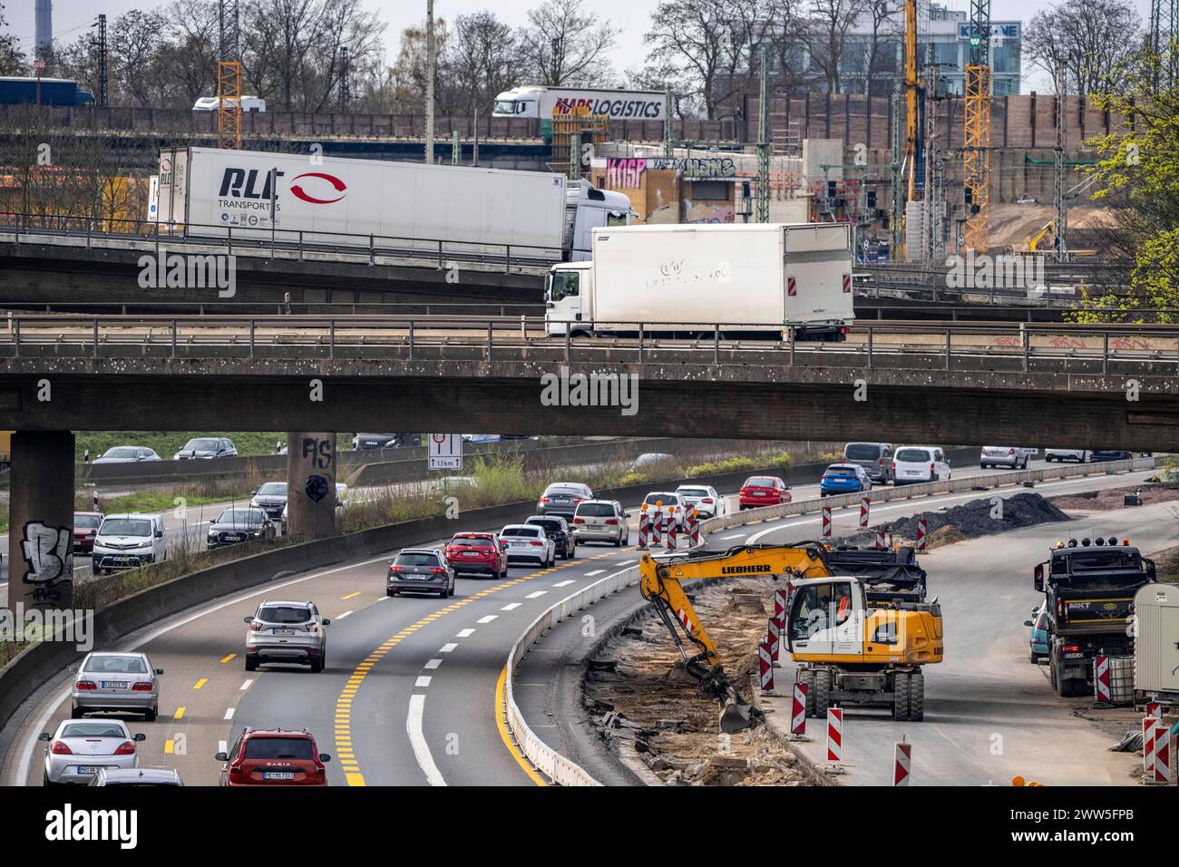 Autobahnkreuz Duisburg-Kaiserberg, kompletter Um- und Neubau des Kreuz der A3 und A40, alle Brücke, Rampen, Fahrbahnen werden erneuert und teils erweitert, 8 Jahre Bauzeit, ebenso erneuert werden dort verlaufende Eisenbahnbrücken, NRW, Deutschland, Autobahnbaustelle *** Duisburg Kaiserberg interchange, complete reconstruction and new construction of the A3 and A40 interchange, all bridges, ramps, lanes are being renewed and partly widened, 8 years construction time, railroad bridges running there are also being renewed, NRW, Germany, highway construction site Stock Photo