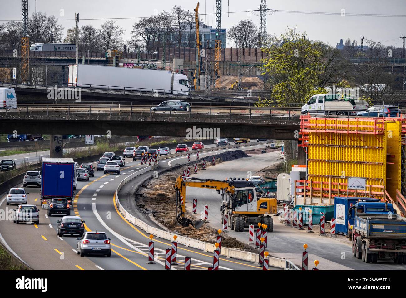 Autobahnkreuz Duisburg-Kaiserberg, kompletter Um- und Neubau des Kreuz der A3 und A40, alle Brücke, Rampen, Fahrbahnen werden erneuert und teils erweitert, 8 Jahre Bauzeit, ebenso erneuert werden dort verlaufende Eisenbahnbrücken, NRW, Deutschland, Autobahnbaustelle *** Duisburg Kaiserberg interchange, complete reconstruction and new construction of the A3 and A40 interchange, all bridges, ramps, lanes are being renewed and partly widened, 8 years construction time, railroad bridges running there are also being renewed, NRW, Germany, highway construction site Stock Photo