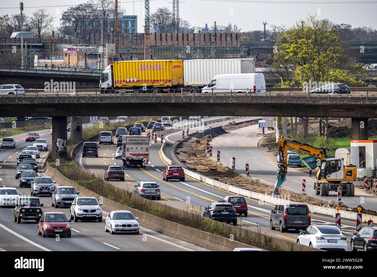 Autobahnkreuz Duisburg-Kaiserberg, kompletter Um- und Neubau des Kreuz der A3 und A40, alle Brücke, Rampen, Fahrbahnen werden erneuert und teils erweitert, 8 Jahre Bauzeit, ebenso erneuert werden dort verlaufende Eisenbahnbrücken, NRW, Deutschland, Autobahnbaustelle *** Duisburg Kaiserberg interchange, complete reconstruction and new construction of the A3 and A40 interchange, all bridges, ramps, lanes are being renewed and partly widened, 8 years construction time, railroad bridges running there are also being renewed, NRW, Germany, highway construction site Stock Photo