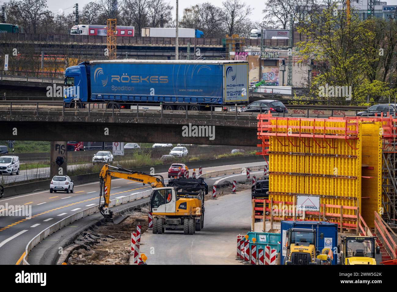 Autobahnkreuz Duisburg-Kaiserberg, kompletter Um- und Neubau des Kreuz der A3 und A40, alle Brücke, Rampen, Fahrbahnen werden erneuert und teils erweitert, 8 Jahre Bauzeit, ebenso erneuert werden dort verlaufende Eisenbahnbrücken, NRW, Deutschland, Autobahnbaustelle *** Duisburg Kaiserberg interchange, complete reconstruction and new construction of the A3 and A40 interchange, all bridges, ramps, lanes are being renewed and partly widened, 8 years construction time, railroad bridges running there are also being renewed, NRW, Germany, highway construction site Stock Photo