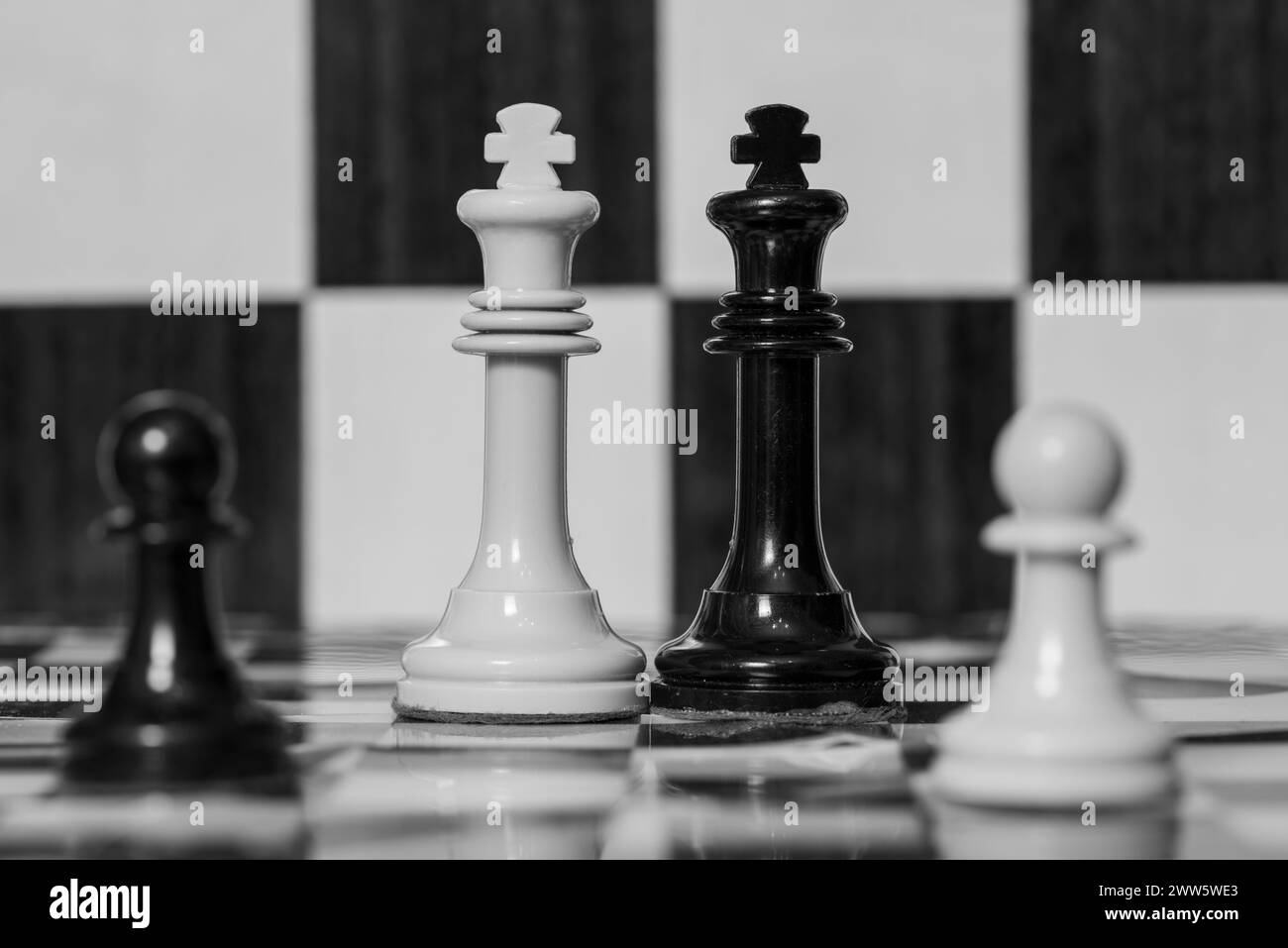 Piezas de ajedrez con las figuras del rey y la reina en un tablero, en  blanco y negro Stock Photo - Alamy, image size:1300x957