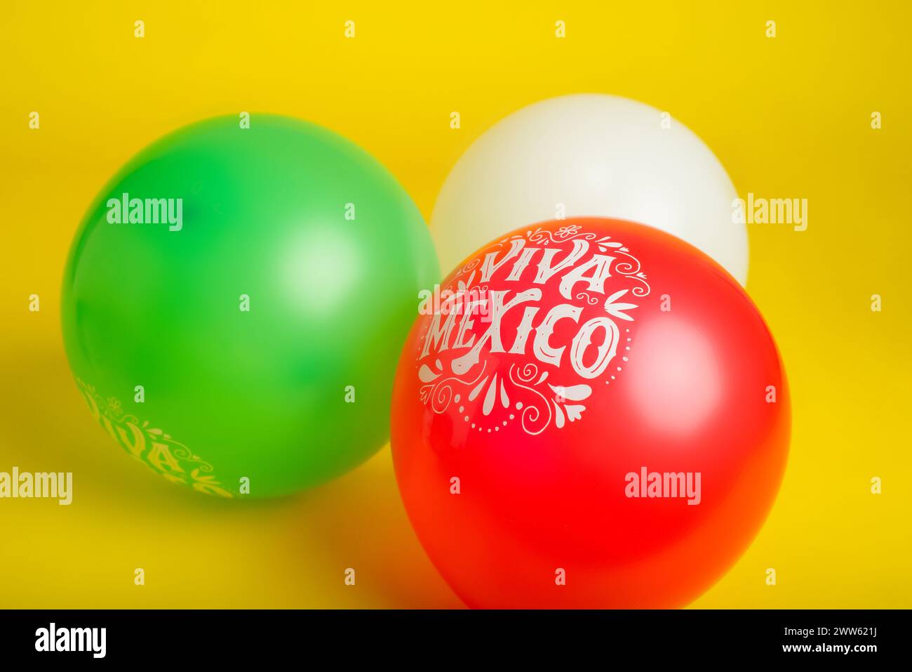 Balloons with Mexican flag colors and text Viva Mexico on yellow ...