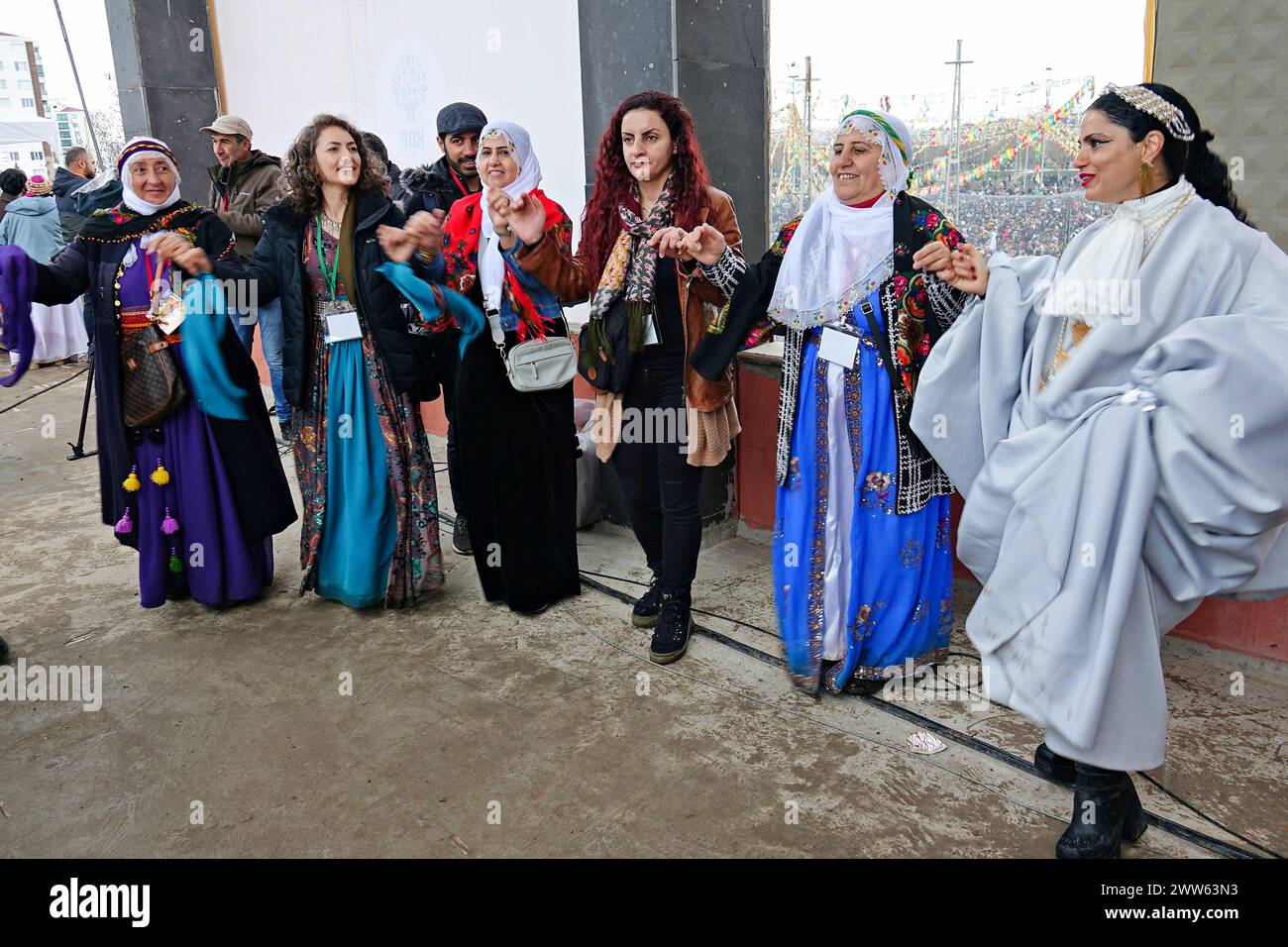 Kurdish women dancing hi-res stock photography and images - Alamy