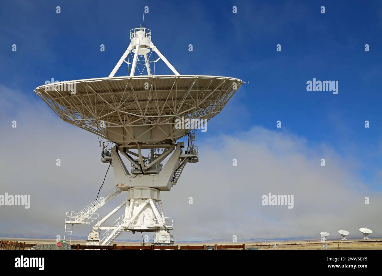 Large antenna pointing upwards - Very Large Array, New Mexico Stock Photo