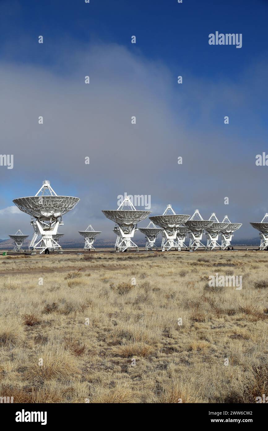 Radio telescopes vertical - Very Large Array, New Mexico Stock Photo
