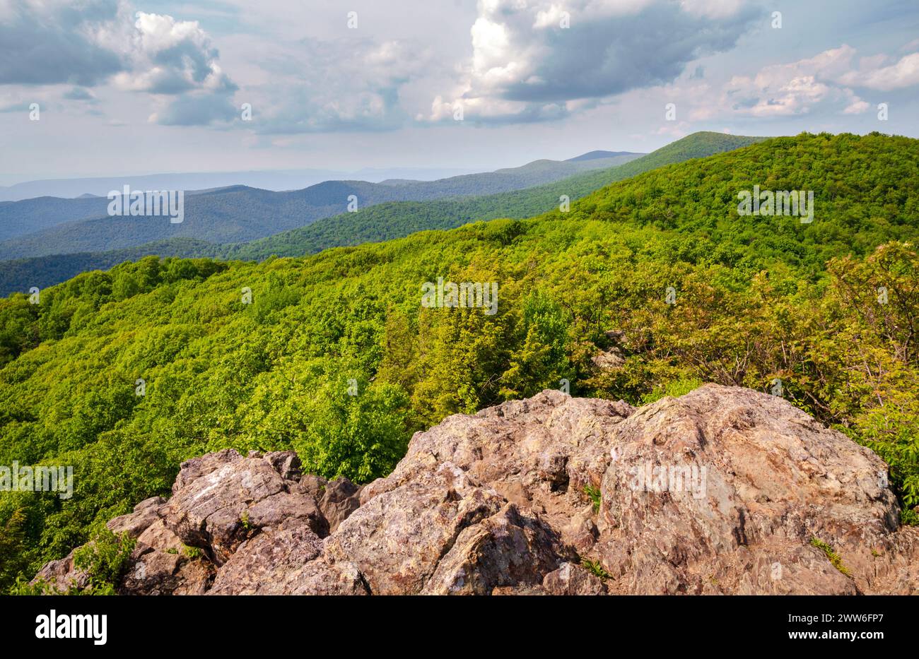 Bearfence Mountain Loop at Shenandoah National Park along the Blue ...