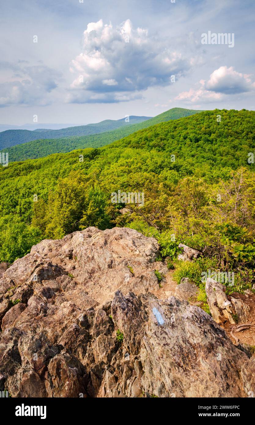 Bearfence Mountain Loop at Shenandoah National Park along the Blue ...