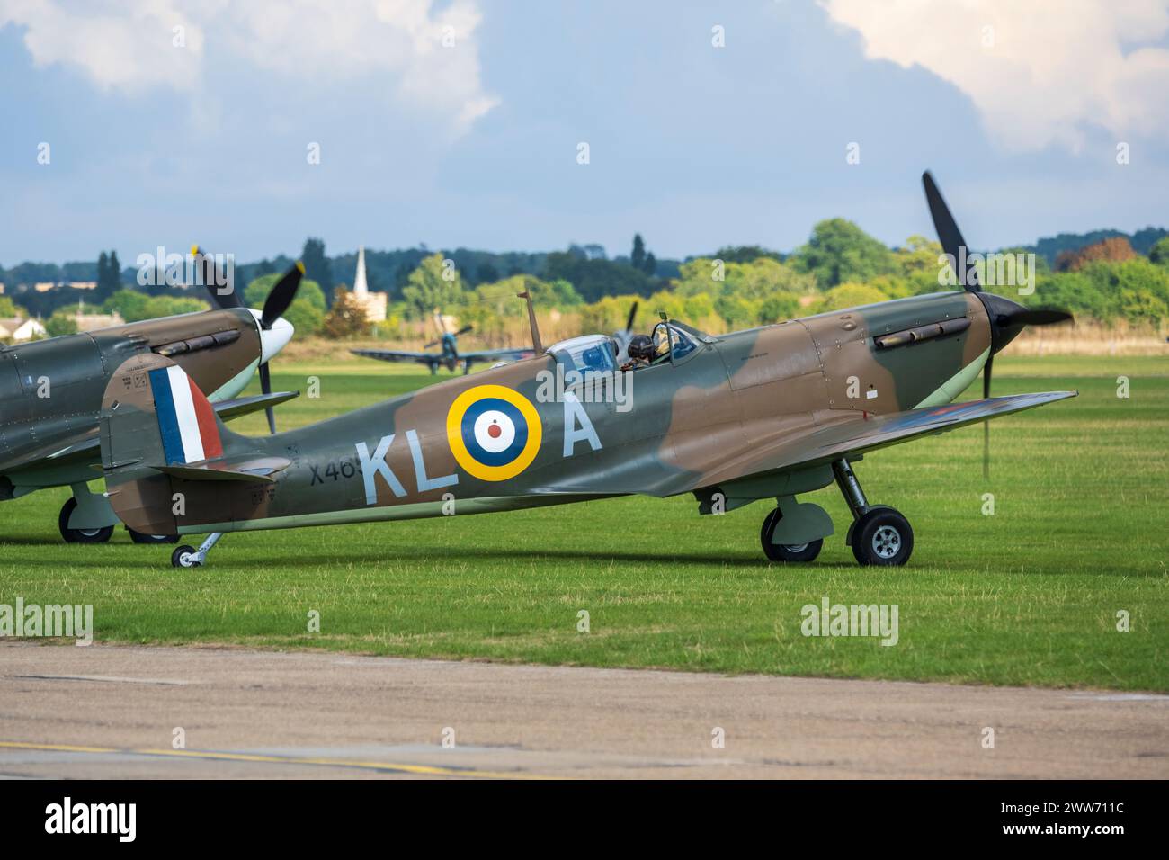 Supermarine Spitfire Mk 1a X4650 (G-CGUK) start up at Duxford Battle of ...