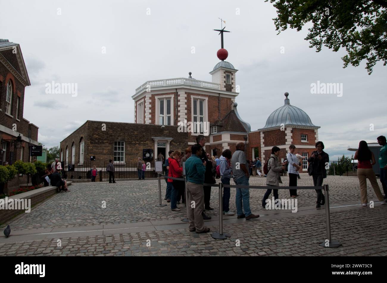 Queue for photographs on the Greenwich Meantime Meridian, Royal Observatory,  Greenwich, South London, UK Stock Photo
