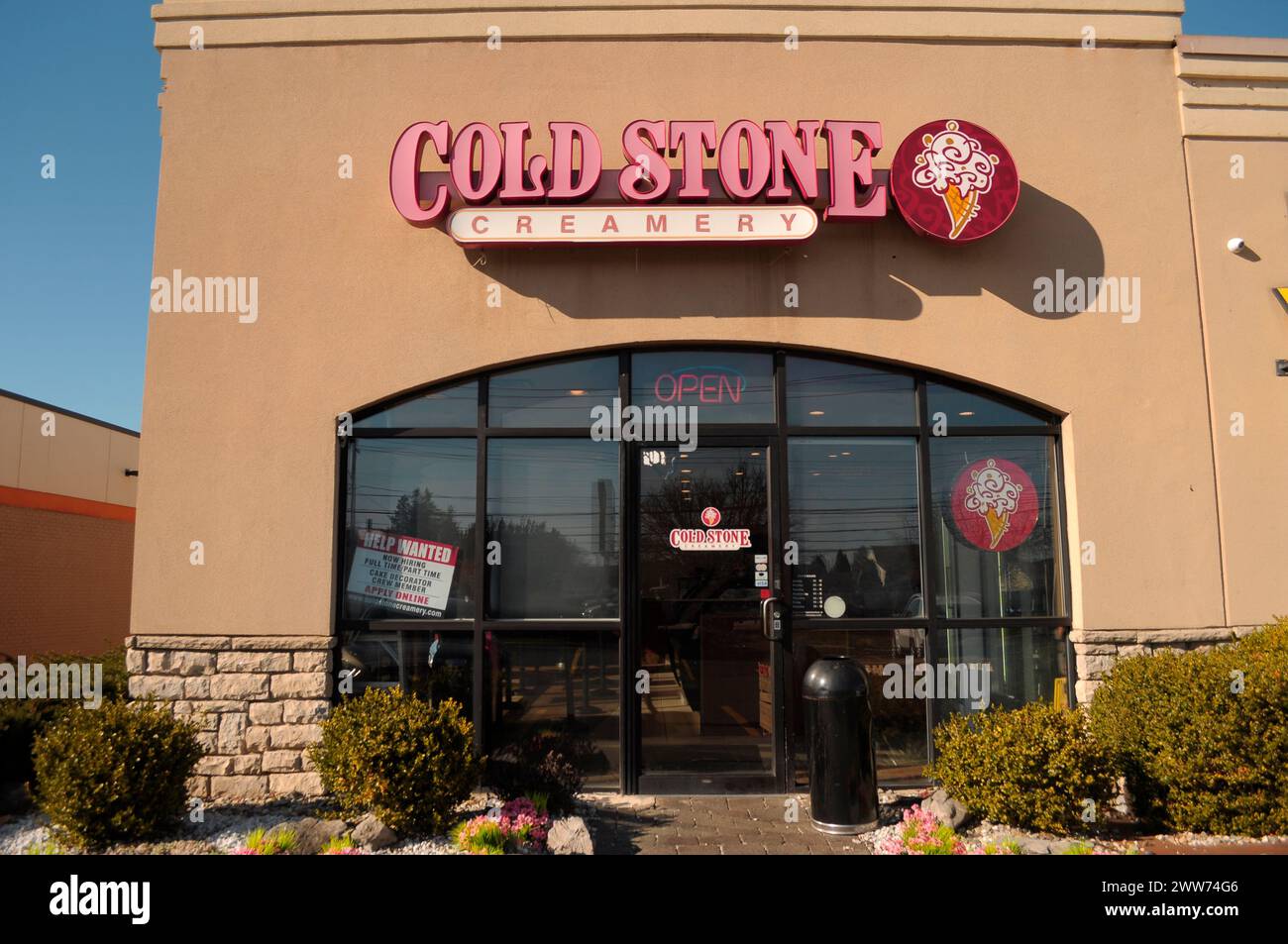 New York, United States. 21st Mar, 2024. A Cold Stone Creamery ice cream store is seen in the neighborhood of Levittown in Nassau County, Long Island, New York. Credit: SOPA Images Limited/Alamy Live News Stock Photo