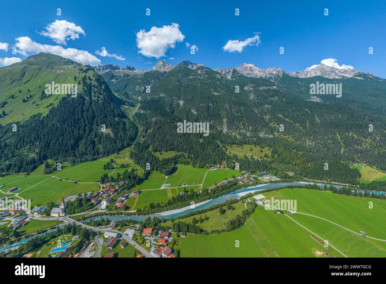 Ausblick auf das idyllisch gelegene Häselgehr im Naturpark Tiroler ...
