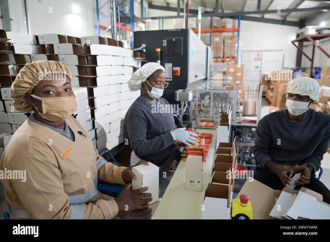 GHANA, village Amanese, cocoa processing, chocolate factory fairafric