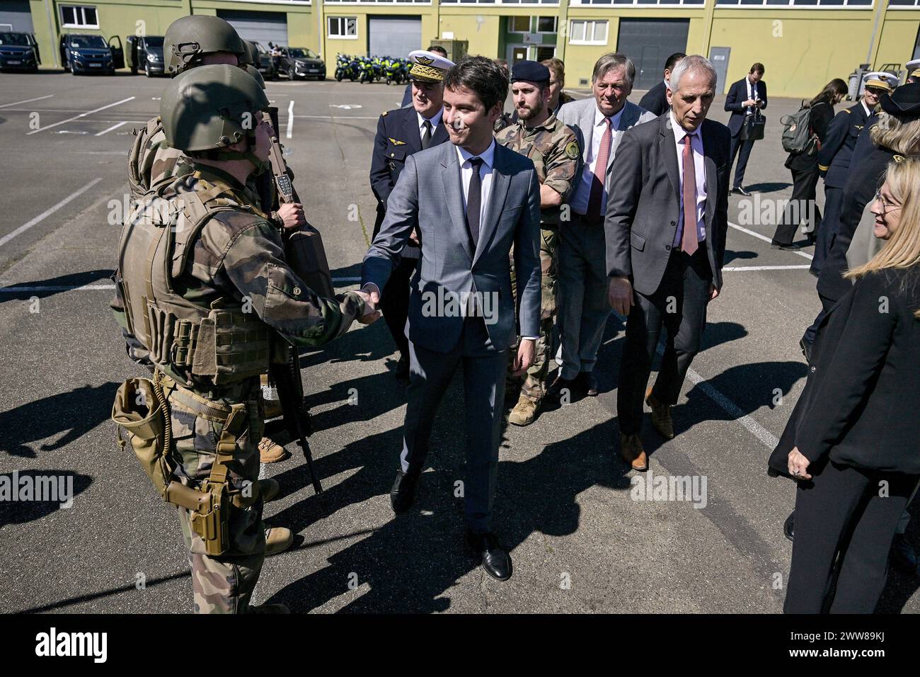 © PHOTOPQR/LE PROGRES/Maxime JEGAT - Poleymieux-au-Mont-d'Or 22/03/2024 - Déplacement premier ministre base aérienne 942 Poleymieux -Gabriel Attal, premier ministre, rencontre une équipe de la lutte anti drone au cours d'un déplacement à la base aérienne 942 du Mont Verdun à Poleymieux au Mont d'Or, près de Lyon. Poleymieux au Mont d'Or, France, march 22nd 2024. French prime minister Gabriel Attal visit air base Credit: MAXPPP/Alamy Live News Stock Photo