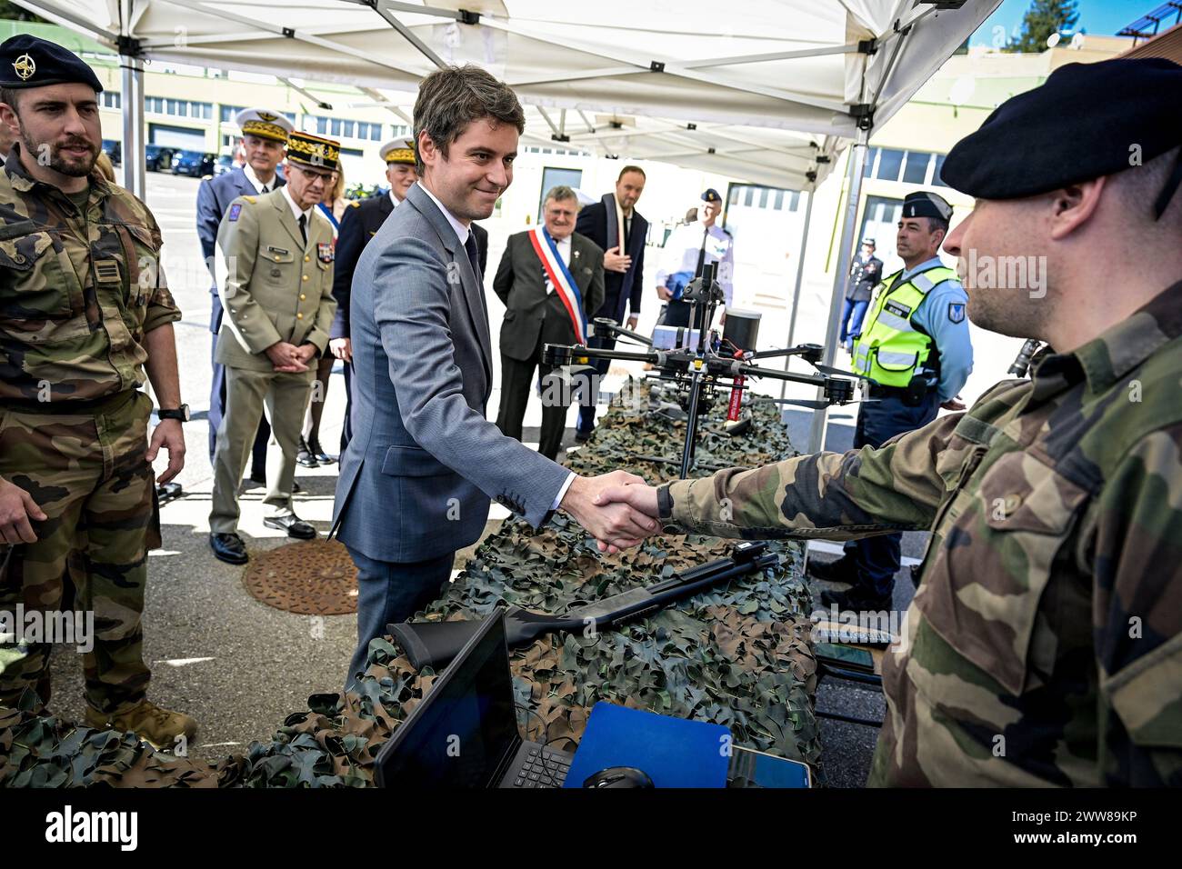 © PHOTOPQR/LE PROGRES/Maxime JEGAT - Poleymieux-au-Mont-d'Or 22/03/2024 - Déplacement premier ministre base aérienne 942 Poleymieux -Gabriel Attal, premier ministre, rencontre une équipe de la lutte anti drone au cours d'un déplacement à la base aérienne 942 du Mont Verdun à Poleymieux au Mont d'Or, près de Lyon. Poleymieux au Mont d'Or, France, march 22nd 2024. French prime minister Gabriel Attal visit air base Credit: MAXPPP/Alamy Live News Stock Photo