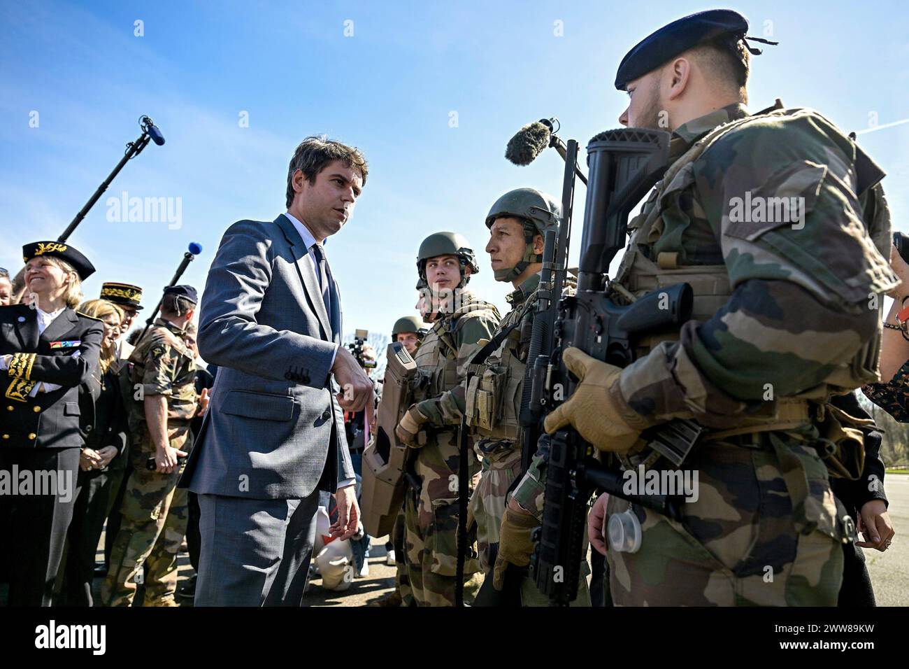 © PHOTOPQR/LE PROGRES/Maxime JEGAT - Poleymieux-au-Mont-d'Or 22/03/2024 - Déplacement premier ministre base aérienne 942 Poleymieux -Gabriel Attal, premier ministre, rencontre une équipe de la lutte anti drone au cours d'un déplacement à la base aérienne 942 du Mont Verdun à Poleymieux au Mont d'Or, près de Lyon. Poleymieux au Mont d'Or, France, march 22nd 2024. French prime minister Gabriel Attal visit air base Credit: MAXPPP/Alamy Live News Stock Photo