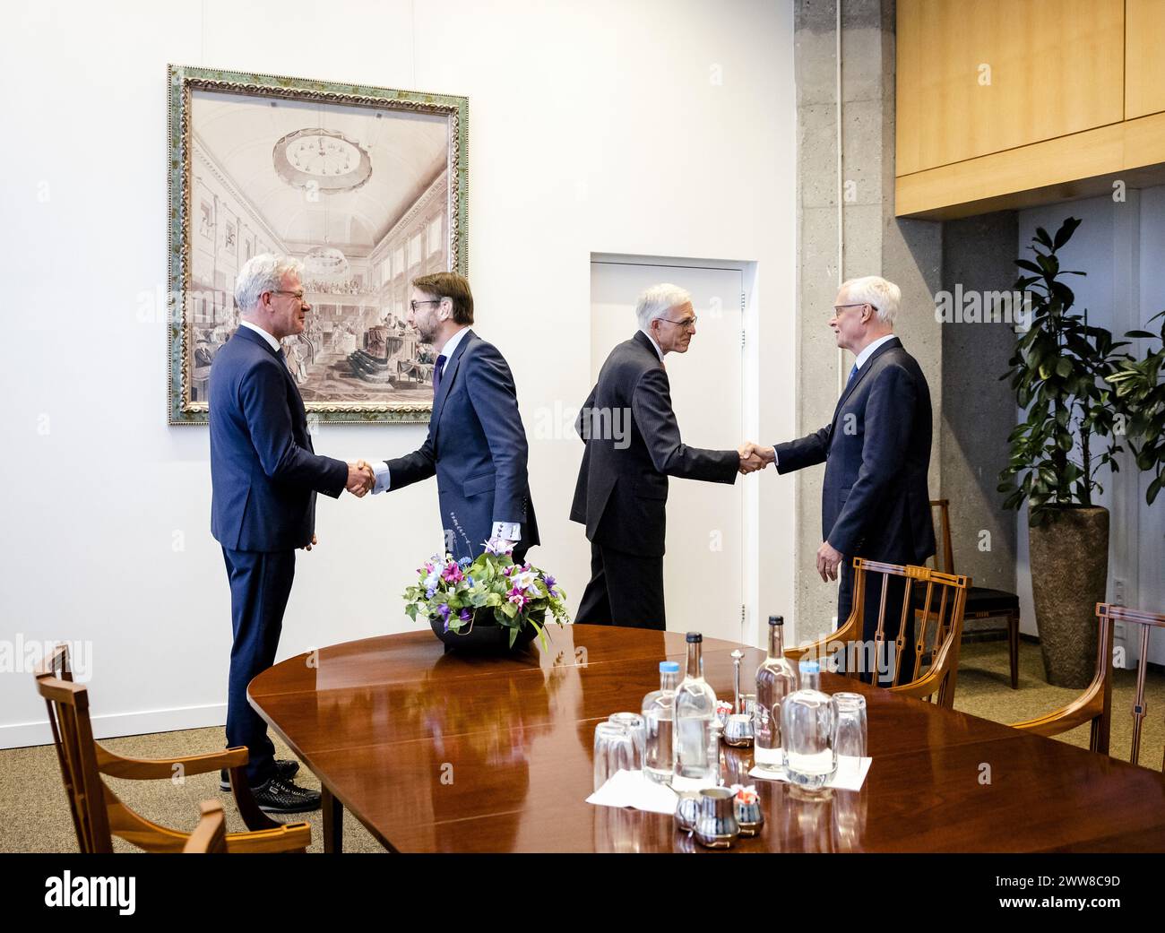 THE HAGUE - Steven van Weyenberg, outgoing Minister of Finance, and ...