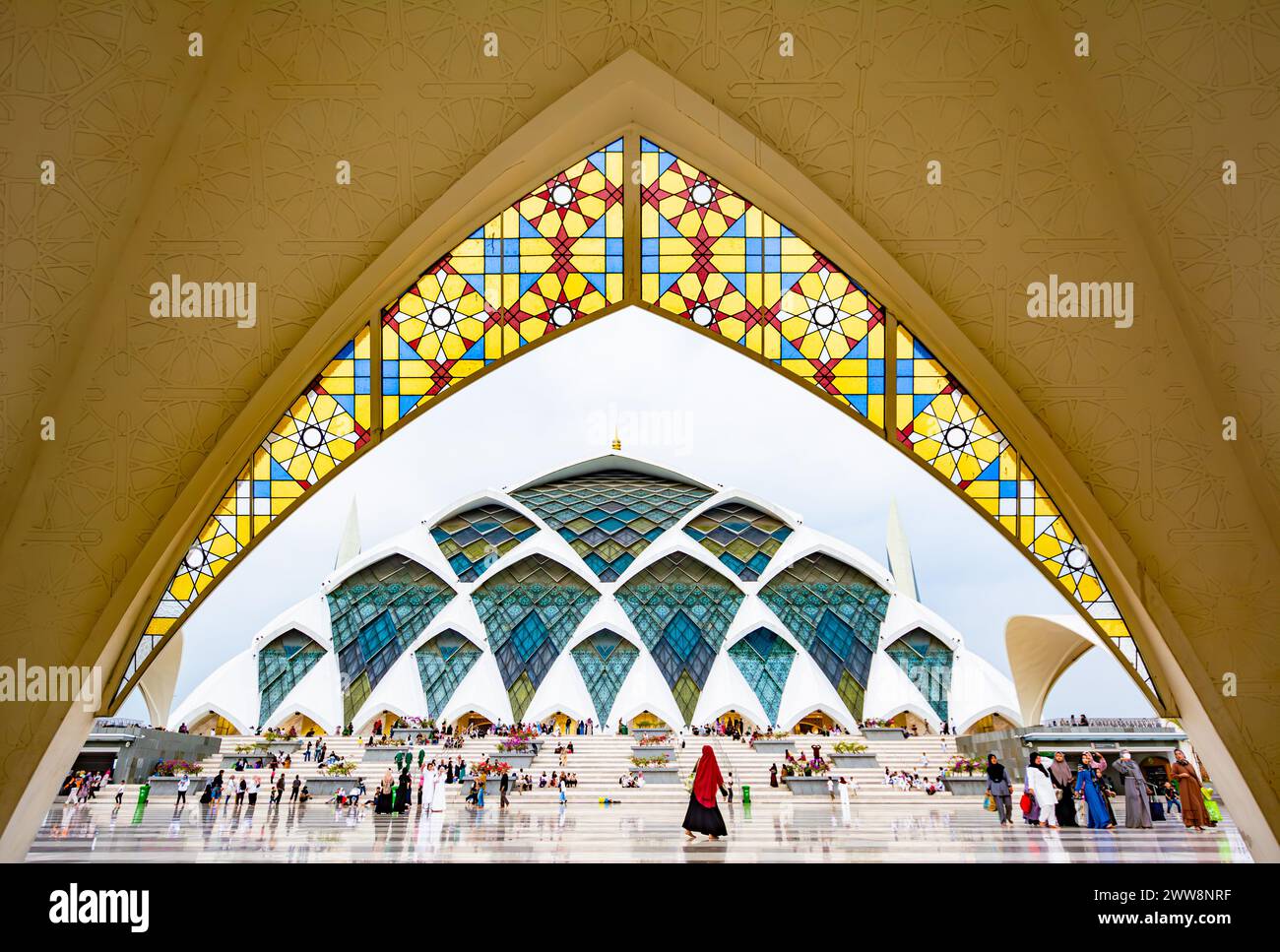 Bandung, Indonesia - 4th Nov 2023: The arch in Al Jabbar Great Mosque, with a lot of worshippers Stock Photo