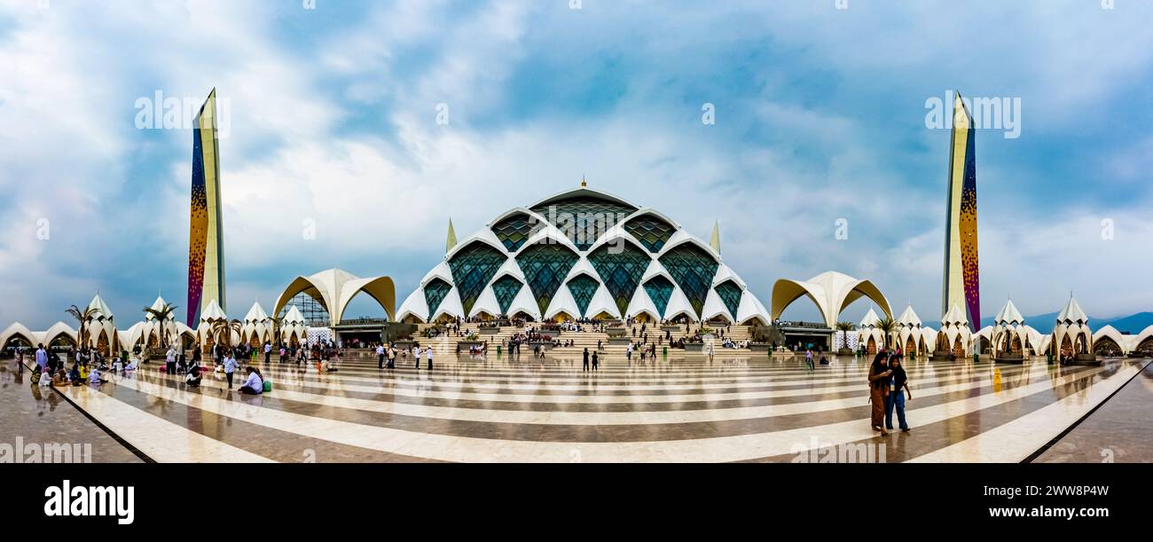Bandung, Indonesia - 4th Nov 2023: Panoramic view of Al Jabbar Great Mosque with a lot of worshippers Stock Photo