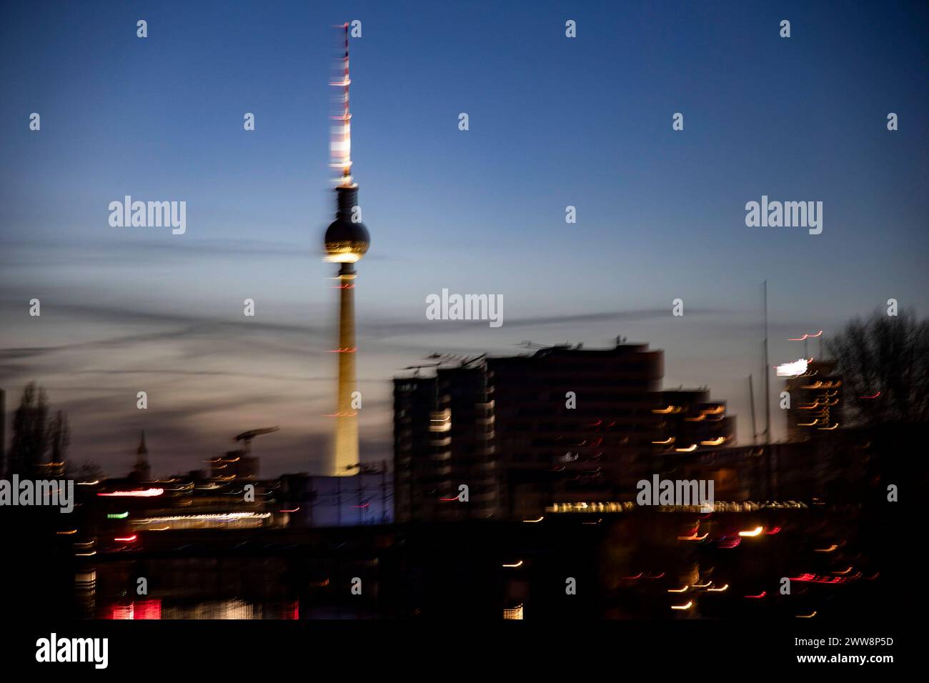 Verschwommener Fernsehturm bei Sonnenuntergang in Berlin am 17. März 2024. *** Blurred television tower at sunset in Berlin on March 17, 2024 Stock Photo