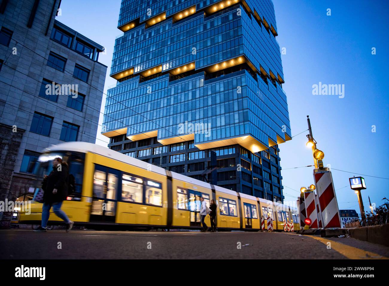 Zwei Trams der Linie M10 fährt in der Warschauer Strasse in Berlin am 17. März 2024. Tram M10 in