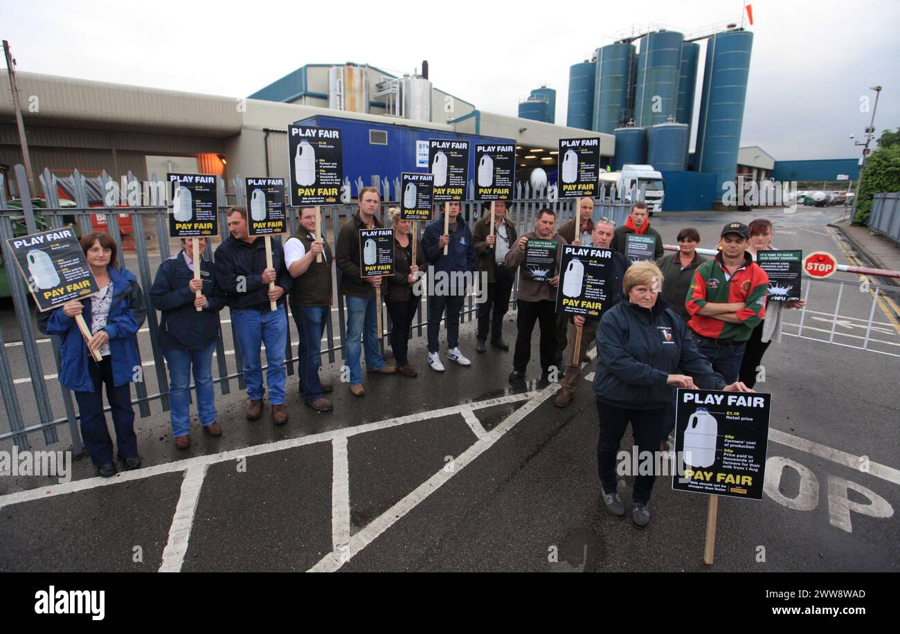 19/07/12  ***VIDEO AVAILABLE ON REQUEST***..More than 300 dairy farmers blockade the Arla milk processing plant in Ashby De La Zouch, Leicestershire, Stock Photo