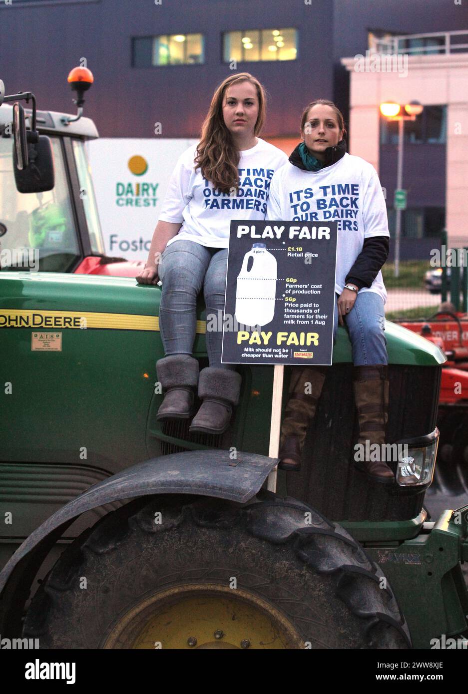 20/07/12..L/R: Ellenora White, 18, and Georgina Deakin both from Burton on Trent...Demanding a higher price for their milk, more than 500 dairy farmer Stock Photo