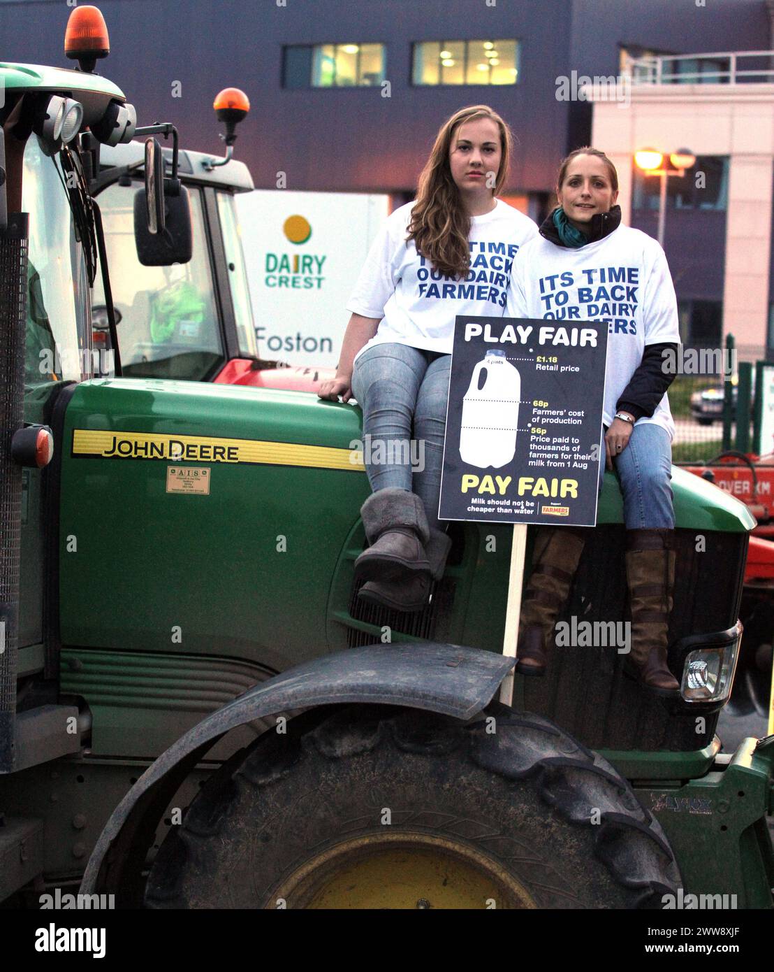 20/07/12..L/R: Ellenora White, 18, and Georgina Deakin both from Burton on Trent...Demanding a higher price for their milk, more than 500 dairy farmer Stock Photo