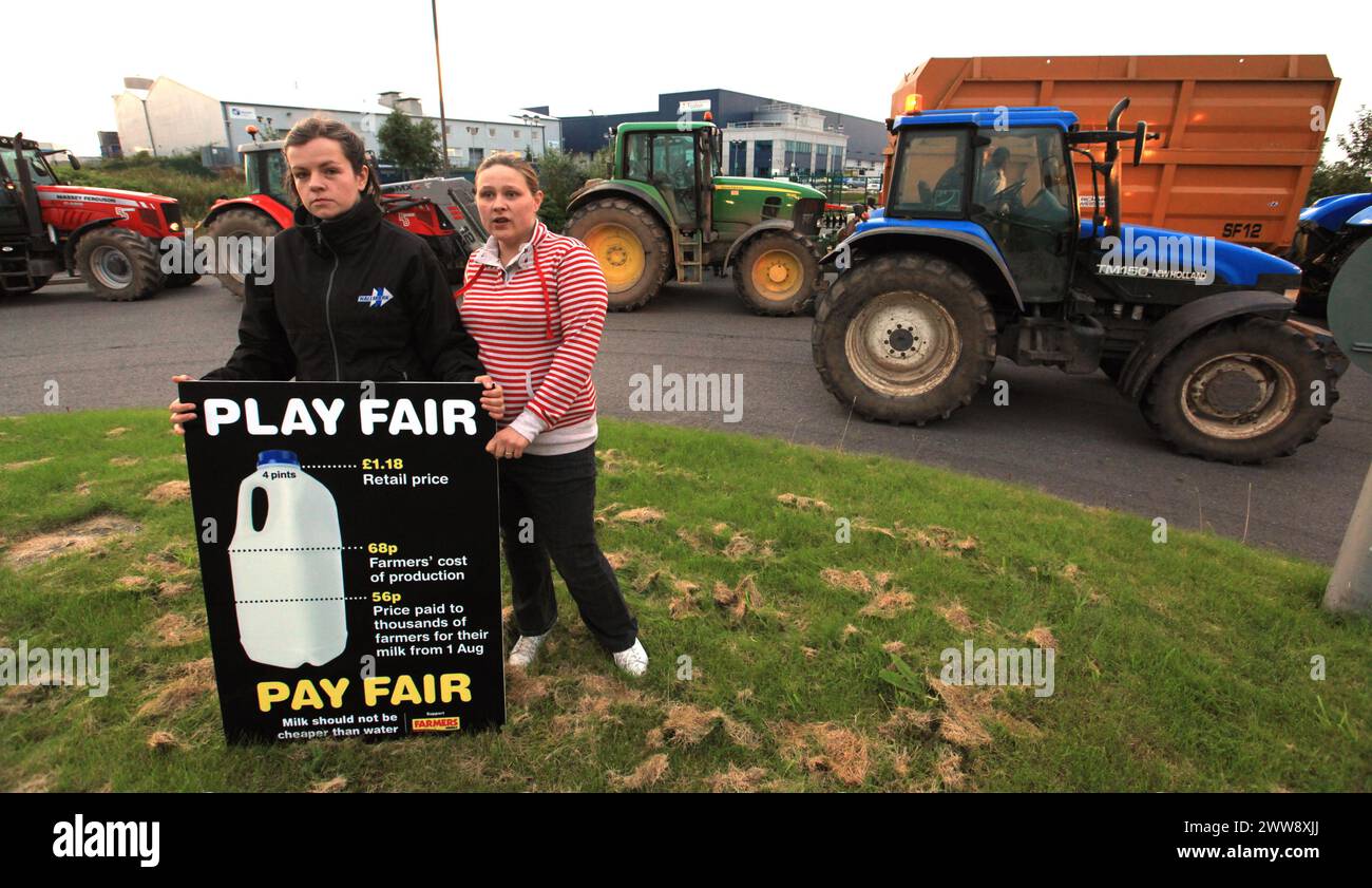 20/07/12..Demanding a higher price for their milk, more than 500 dairy farmers blockade the Dairy Crest milk processing plant with tractors and farm m Stock Photo