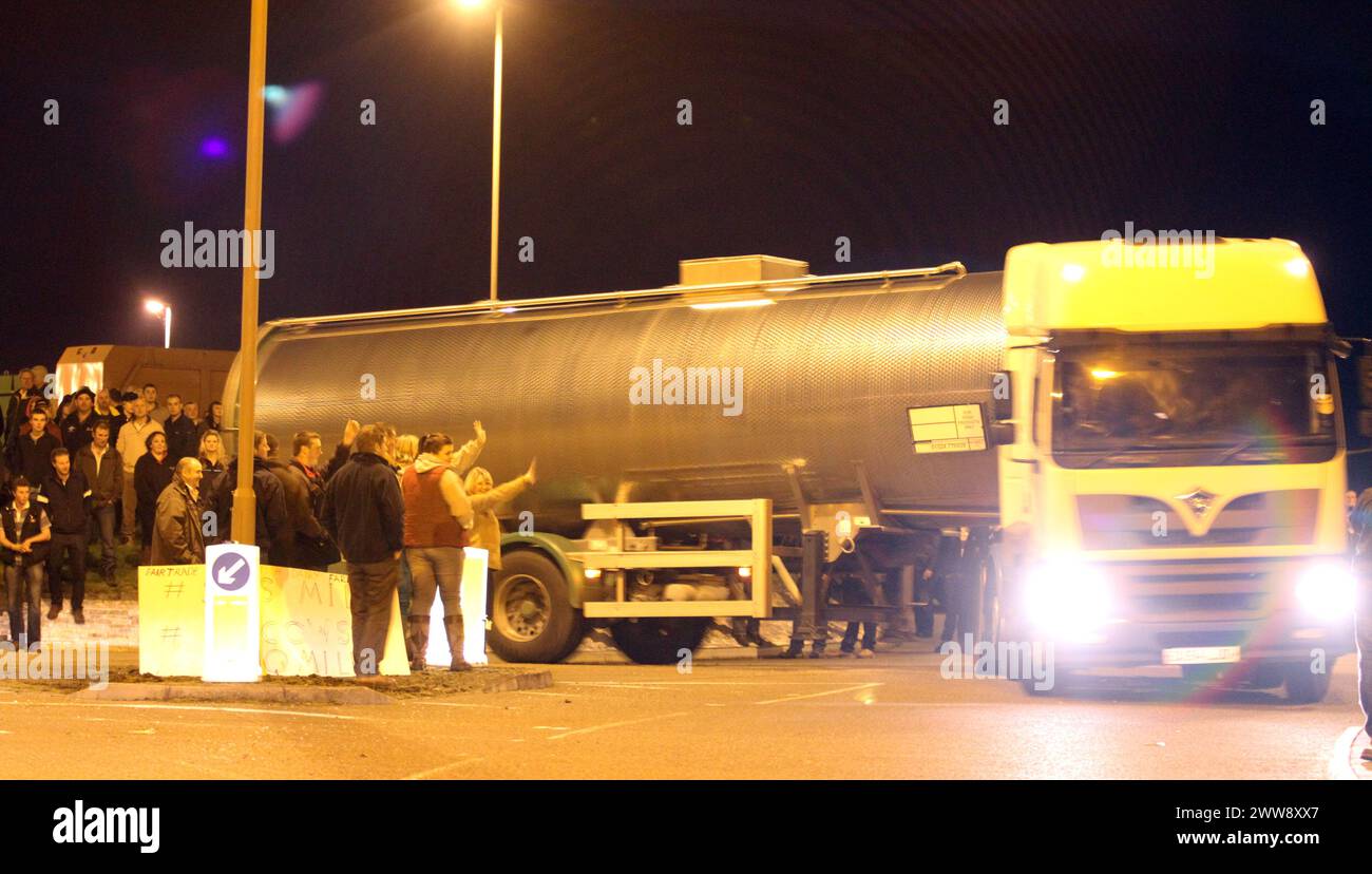 20/07/12..Protesters wave at a milk tanker as it is forced to turn around and leave...Demanding a higher price for their milk, more than 500 dairy far Stock Photo