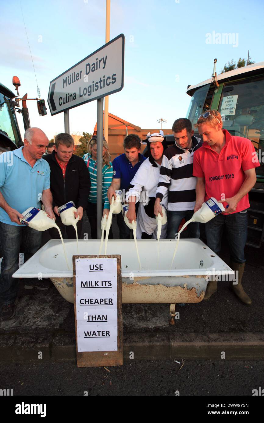 22/07/12..Protesters in Market Drayton fill a bath full with milk outside the Muller processing plant...On hearing the news that Dairy Crest were perh Stock Photo