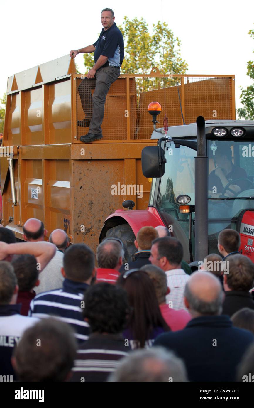 22/07/12..Paul Rowbottom speaks to 1000  protestors, tonight, ahead of their blockades of Wiseman and Muller milk processing plants in Market Drayton. Stock Photo