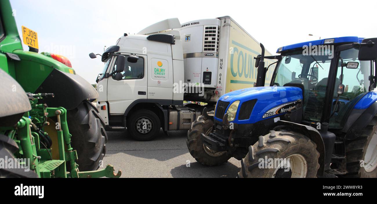 25/07/12..Farmers for Action protesters blockade the Dairy Crest milk processing plant in Foston, Derbyshire...All Rights Reserved - F Stop Press.  ww Stock Photo