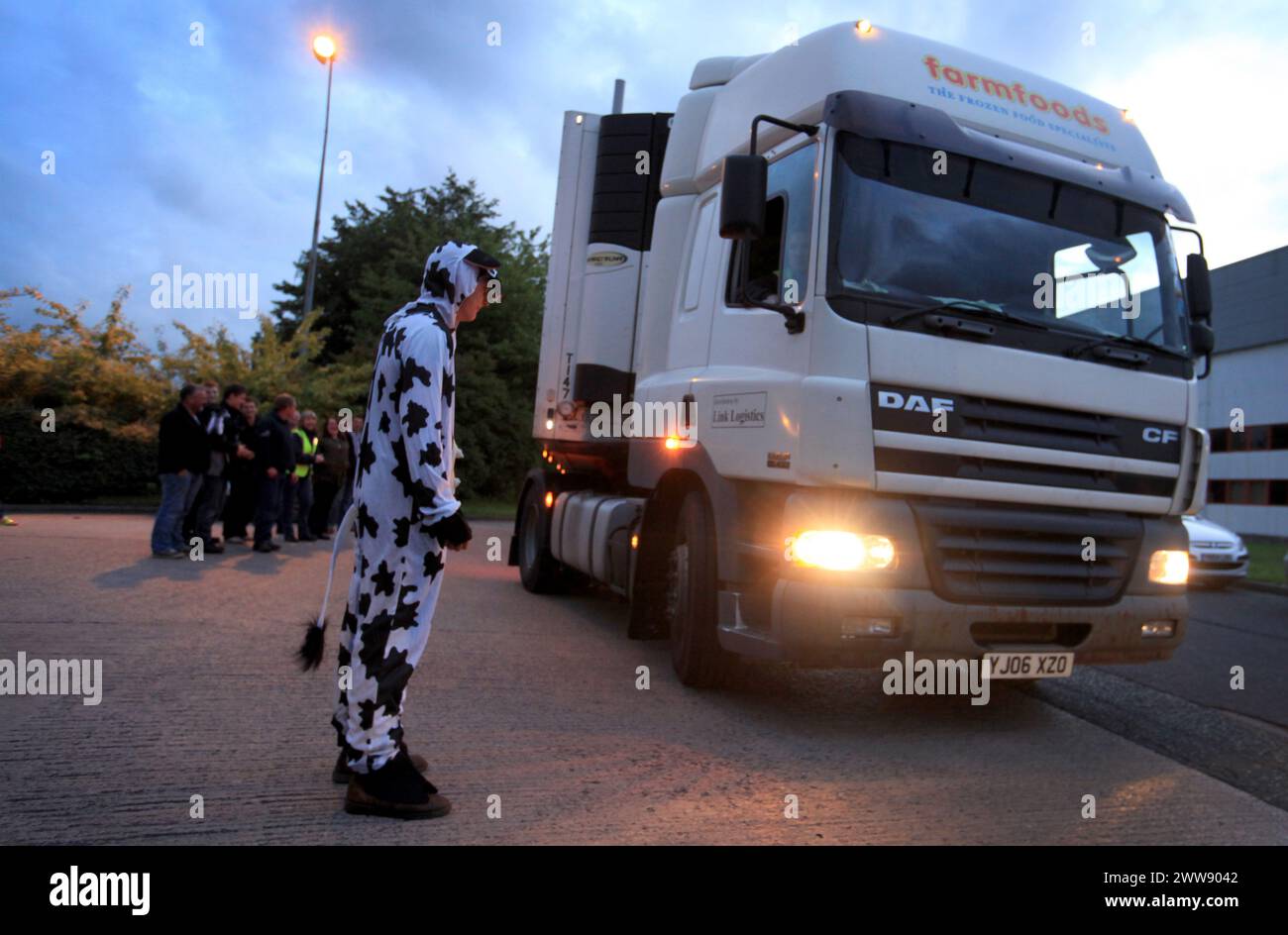 06/08/12 ..Demanding a higher price for their milk, dairy farmers and Farmers for Action protestors blockade the Farmfoods factory near Warrrington, C Stock Photo